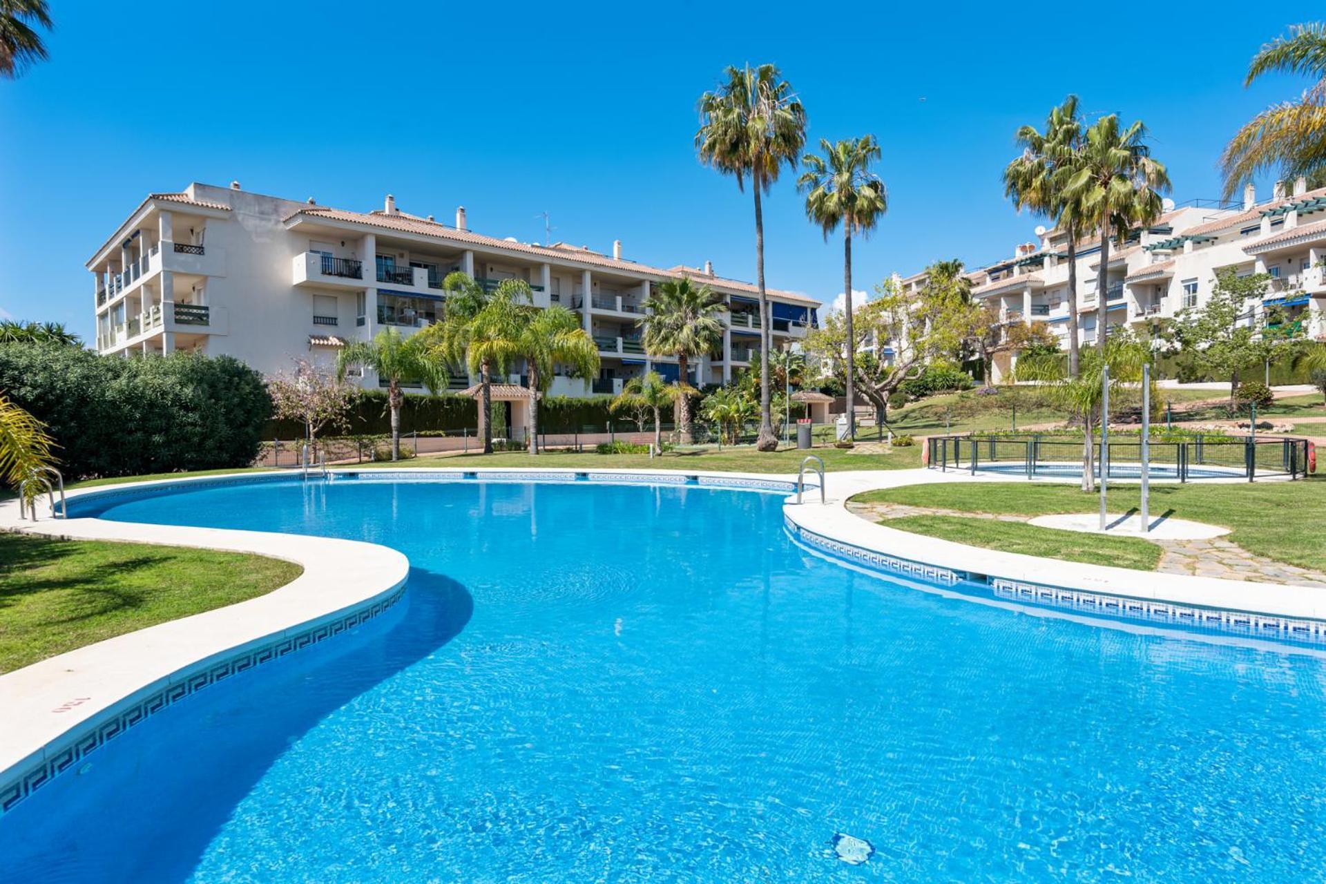 Lovely 2-bed 10 Mins Walk From Puerto Banus Appartement