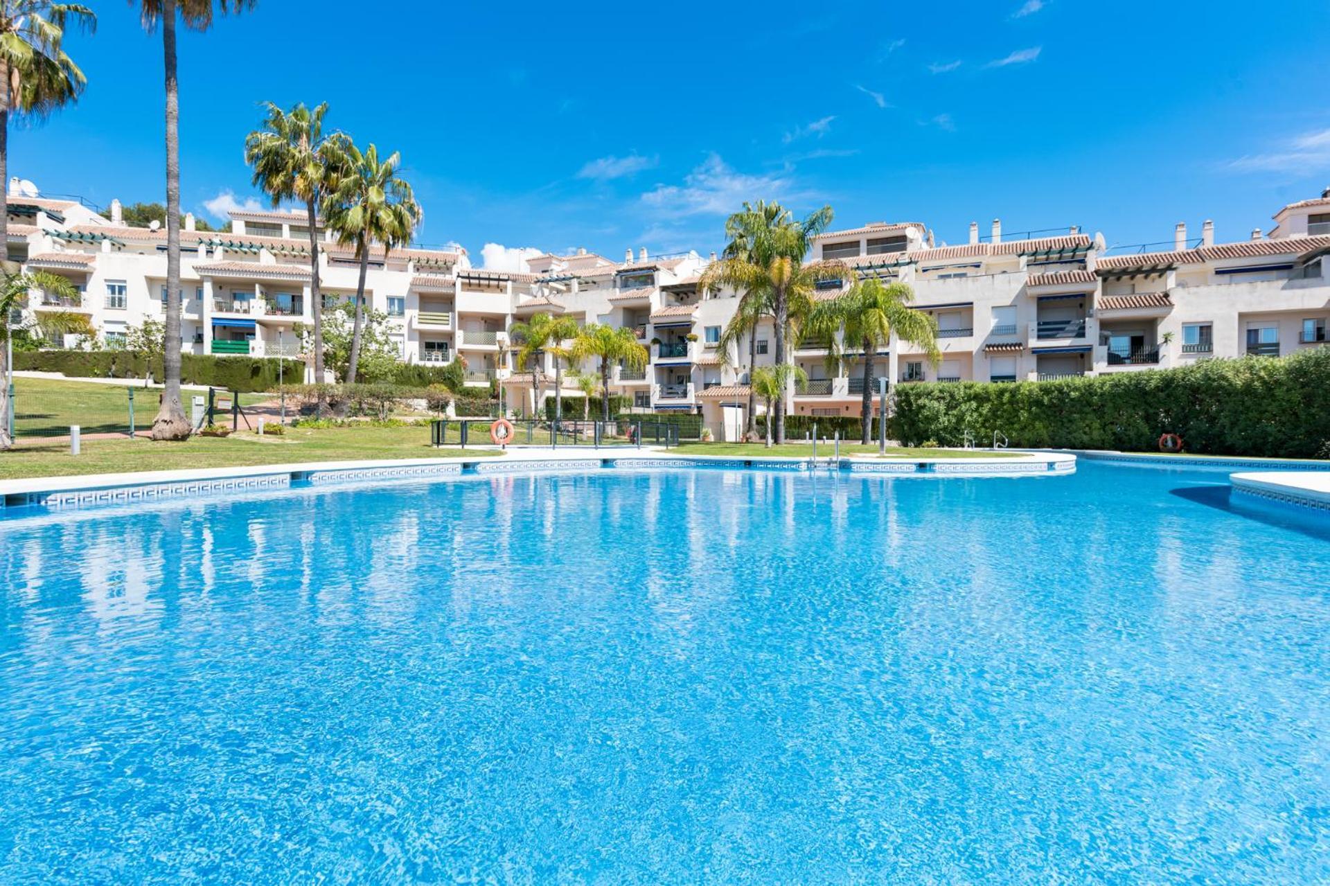 Lovely 2-bed 10 Mins Walk From Puerto Banus Appartement